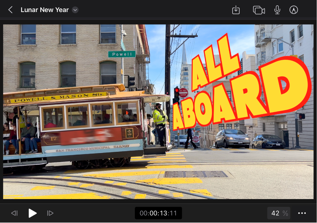 Ein über einen Videoclip gelegter Titel im Viewer, der auf der X-, Y- und Z-Achse gedreht ist, um einen Perspektiveneffekt zu erzeugen.
