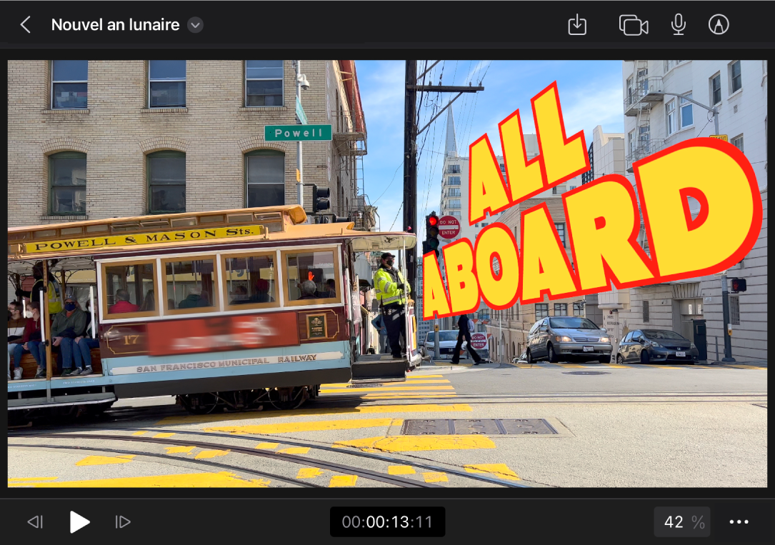 Titre superposé à un plan vidéo dans le visualiseur et incliné par rapport à ses axes X, Y et Z pour créer un effet de perspective.