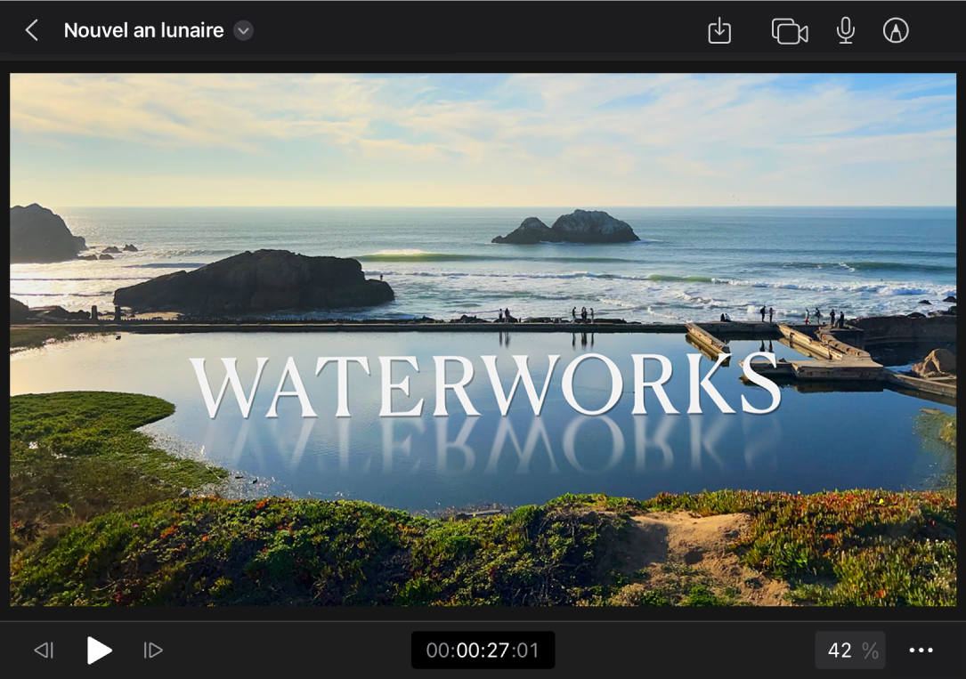 Titre superposé à un plan vidéo dans le visualiseur, avec des commandes de lecture, un timecode, la commande de niveau de zoom et le bouton « Options du visualiseur » en dessous.