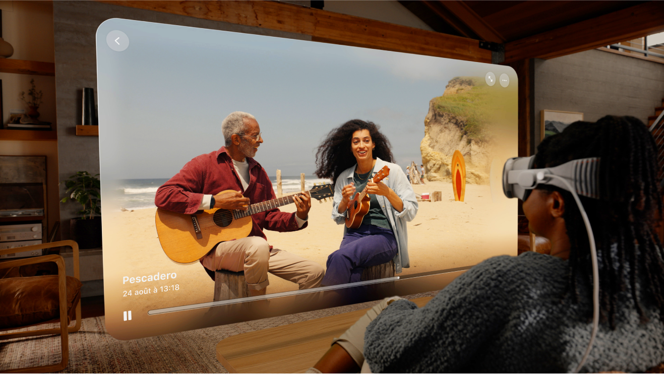 Une personne portant un Apple Vision Pro regarde une vidéo spatiale.