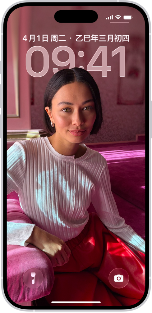 个人照片设为背景图像的 iPhone 锁定屏幕。