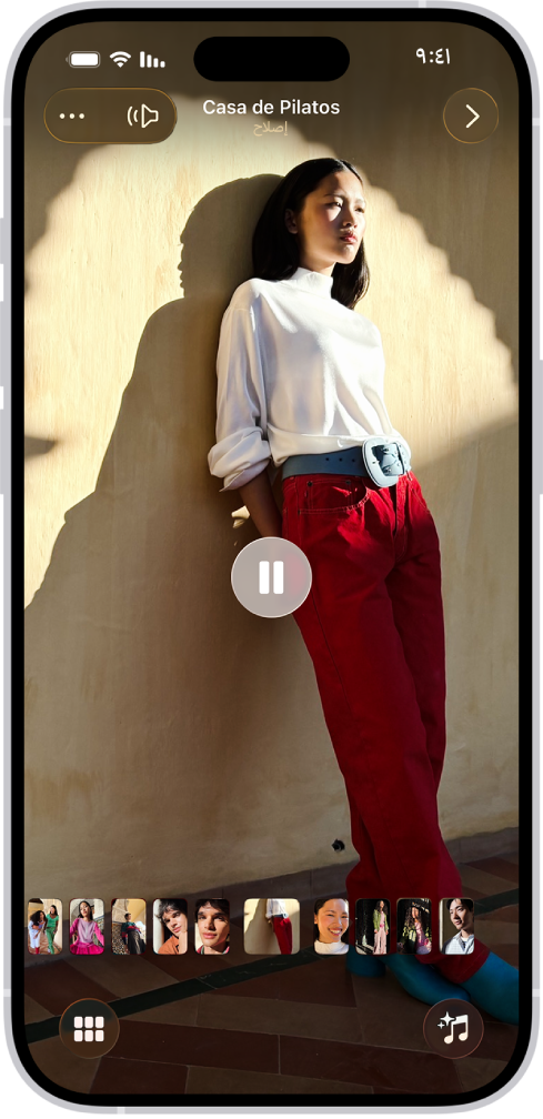 تظهر ذكرى قيد التشغيل في المنتصف الشاشة. في الجزء السفلي من الشاشة يظهر زرا مزيج الذكريات وتصفح. في الجزء العلوي من الشاشة تظهر أزرار رجوع وكتم والمزيد. في الجزء العلوي الأوسط من الشاشة يظهر مكان الصورة واسم الأغنية قيد التشغيل.