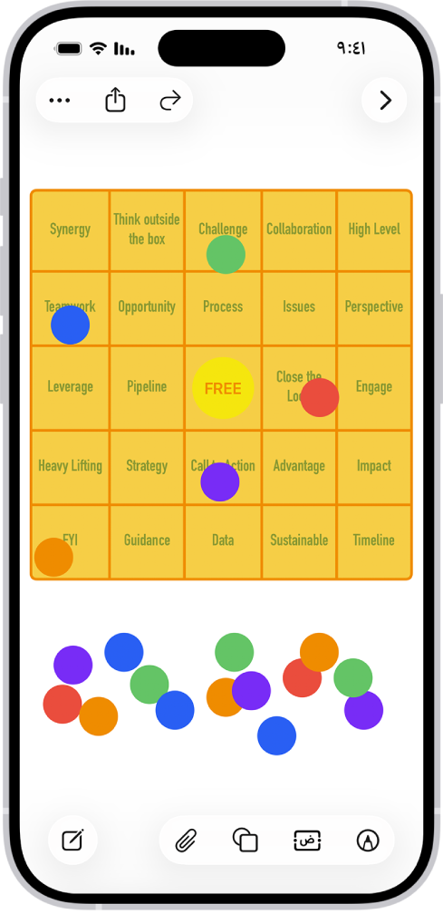 جدول على لوحة في تطبيق المساحة الحرة، وتظهر أدوات التنسيق والنقاط الزرقاء الصغيرة على حوافه لتغيير شكله.