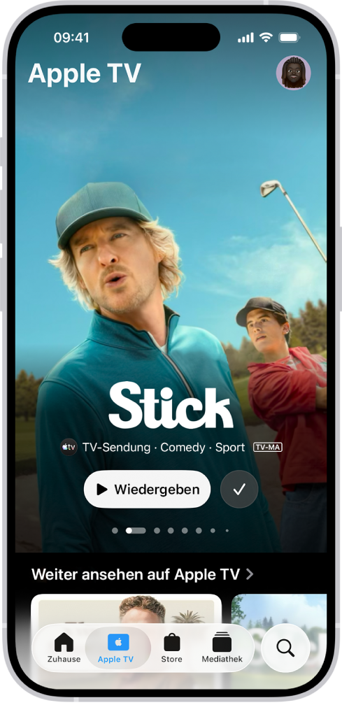Im Tab „Apple TV“ wird ein Apple Original mit dem Titel, der Wiedergabetaste und einer Beschreibung der Folge angezeigt. Unten im Bildschirm sind von links nach rechts die Tabs „Startseite“, „Apple TV“, „Store“, „Mediathek“ und „Suchen“ zu sehen.