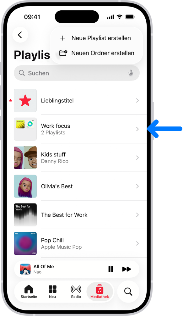 Der Tab „Mediathek“ zeigt eine Liste mit Playlists an. Oben befinden sich Tasten zum Erstellen einer neuen Playlist oder eines neuen Ordners. Ein blauer Pfeil zeigt auf einen Playlistordner namens „Arbeitsfokus“.