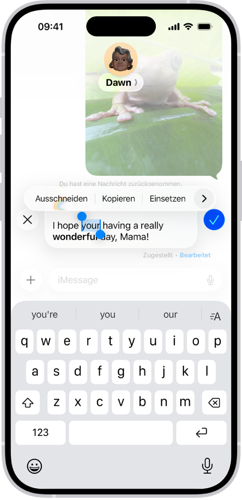 Eine Konversation in der App „Nachrichten“ zeigt die zuletzt bearbeitete Nachricht. Der Rest der Konversation wird heller dargestellt, abgesehen von der bestimmten Textnachricht, die bearbeitet wird. Die Konversation zeigt, dass eine vorherige Nachricht widerrufen wurde und dass diese Nachricht vor dieser aktuellen Bearbeitung bereits bearbeitet wurde.