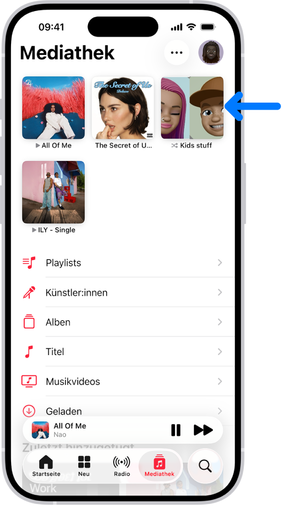 Der Tab „Mediathek“ mit einem Pfeil oben, der auf angepinnte Objekte zeigt, wie ein Titel, ein Album und eine Playlist.