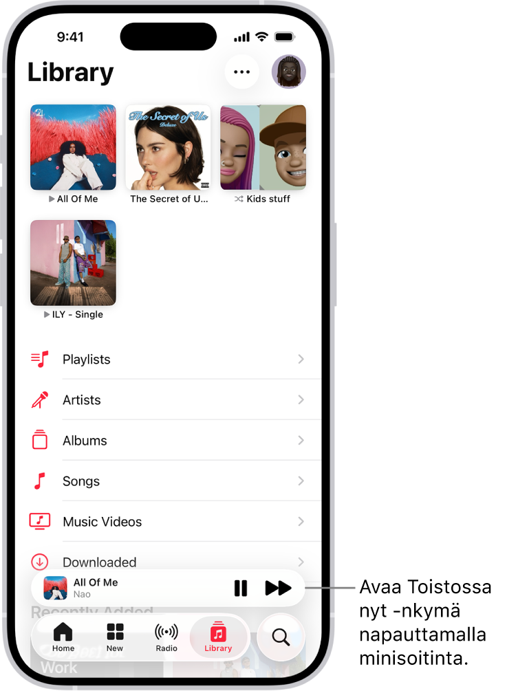 Kirjasto-näyttö, jossa minisoitin näkyy lähellä alareunaa. Minisoitin näyttää toistettavan kappaleen nimen. Keskeytä- ja Seuraava raita ‑painikkeet ovat kappaleen nimen oikealla puolella. Avaa Toistossa nyt ‑näkymä napauttamalla minisoitinta.