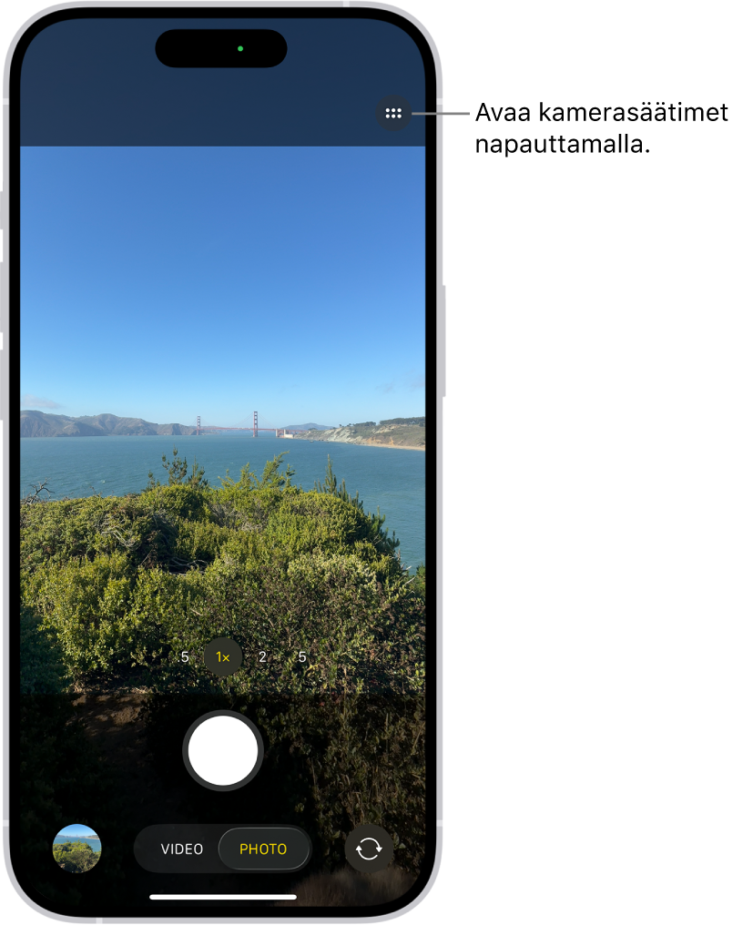 Kamera on avattuna Kuva-tilassa. Kamerasäätimet-painike on oikeassa yläkulmassa. Kuva- ja videoikkuna ‑painike on vasemmassa alakulmassa. Ota kuva ‑painike on alhaalla keskellä, ja Kameran valitsin takakameratilassa ‑painike on oikeassa alakulmassa.