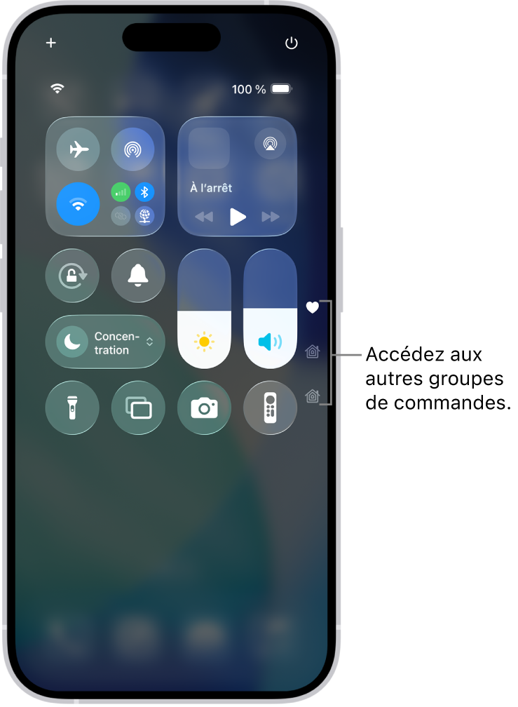 Le centre de contrôle ouvert sur l’écran de l’iPhone, avec des icônes sur la droite permettant d’afficher d’autres groupes de commandes.
