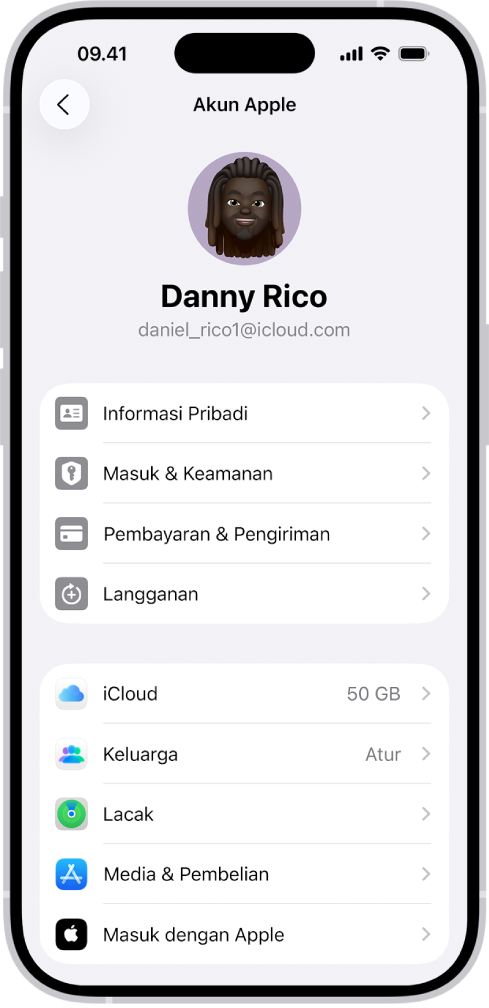 Pengaturan Akun Apple yang ditampilkan di daftar pilihan termasuk informasi pribadi, langganan, Lacak, dan lainnya.