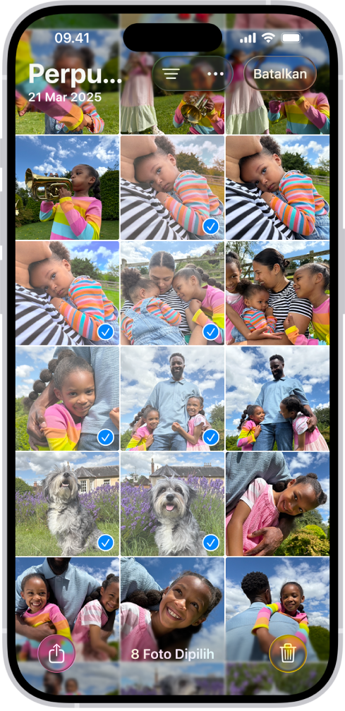Layar iPhone dipenuhi dengan grid foto, beberapa di antaranya dipilih. Di bagian bawah layar terdapat tombol Bagikan dan Hapus.