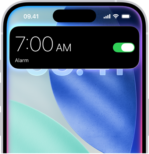 iPhone yang menampilkan respons dari Siri di bagian atas layar dalam bentuk alarm yang sedang dinyalakan.