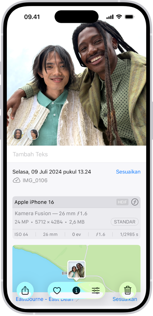 Foto dibuka di app Foto. Bagian bawah layar menampilkan informasi foto termasuk, dari atas ke bawah, tanggal dan waktu, nama file, model iPhone dan pengaturan kamera, serta peta lokasi pengambilan foto.