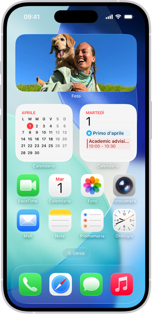 Widget di Meteo, Promemoria e Casa sulla schermata Home di iPhone. I widget di Promemoria e di Casa mostrano funzionalità interattive.