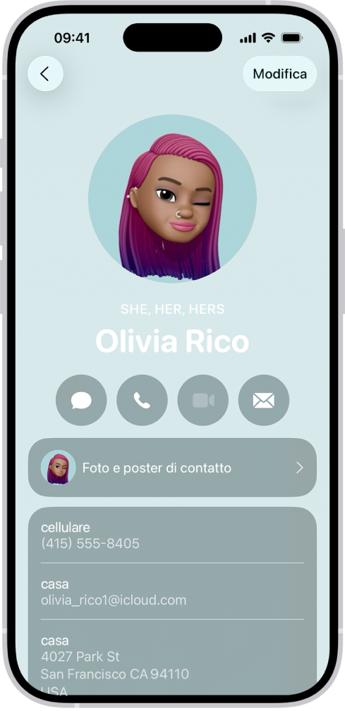 Un contatto chiamato Olivia Rico, con il pronome femminile visualizzato sotto la foto di contatto. Sotto il nome sono presenti i pulsanti per inviare un messaggio, effettuare una chiamata, inviare un’email e utilizzare Apple Pay. Nella parte inferiore dello schermo, sono visualizzati il numero di telefono cellulare e l’indirizzo email del contatto.