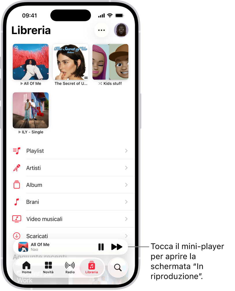 Il pannello Libreria, con il mini-player vicino alla parte inferiore. Il mini-player mostra il titolo del brano attualmente in riproduzione. I pulsanti per mettere in pausa e passare al brano successivo sono sulla destra del titolo della canzone. Per aprire “In riproduzione”, viene toccato il mini-player.