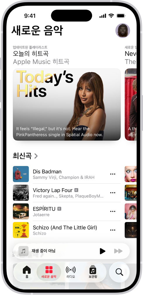 상단에 업데이트된 플레이리스트가 표시된 ‘새로운 음악’ 탭. 왼쪽으로 쓸어넘기면 더 많은 추천 음악 및 비디오를 볼 수 있음. 최신곡 섹션이 아래에 표시됨. 화면을 쓸어올려 새로운 음악 및 추천 음악을 둘러볼 수 있음.