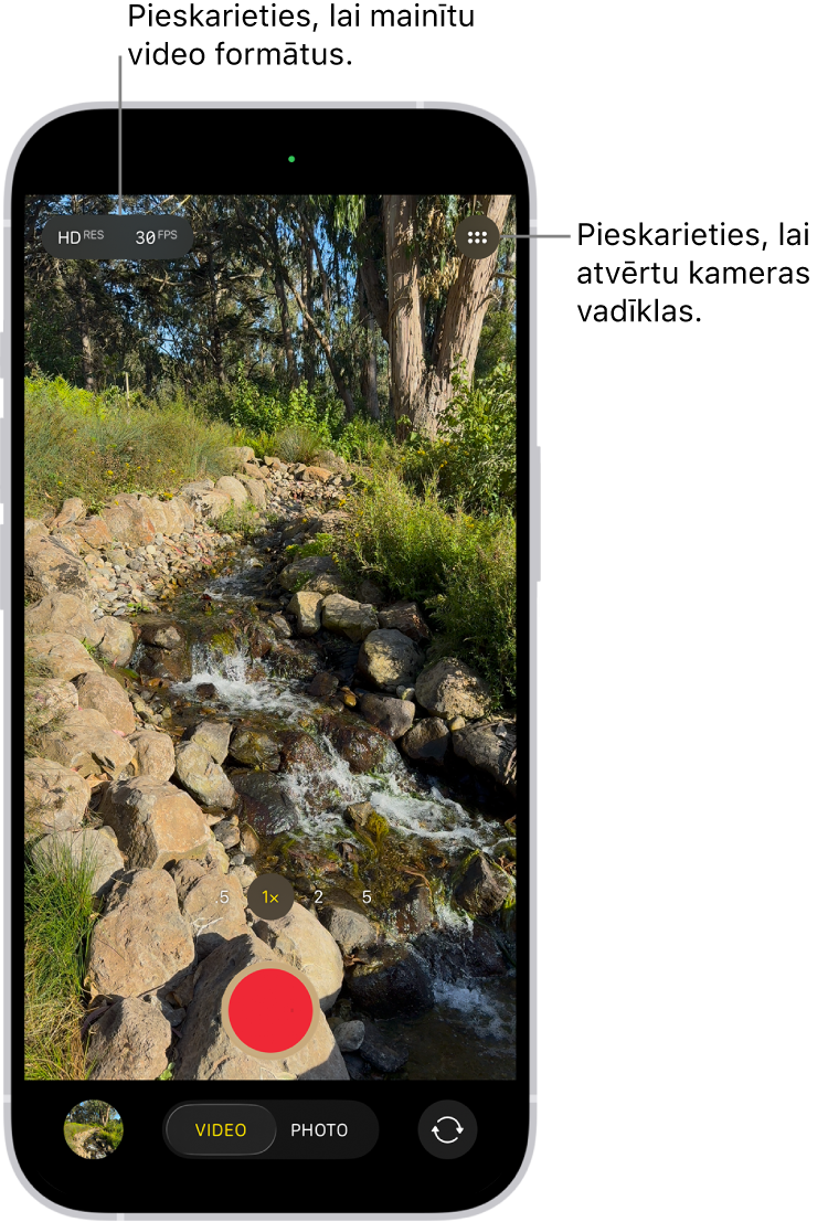 Lietotne Camera režīmā Video. Poga Camera Controls ir augšējā labajā stūrī, bet video formāta pogas ir augšējā kreisajā stūrī. Apakšējā kreisajā stūrī ir poga Photo and Video Viewer. Apakšdaļā pa vidu ir poga Record, un apakšējā labajā stūrī ir poga.Camera Chooser Back-Facing.