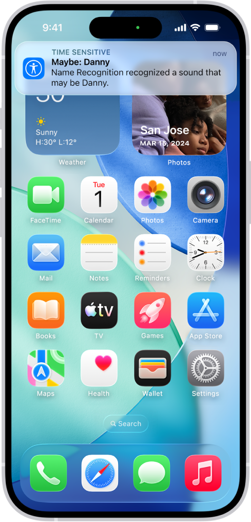 Pemberitahuan ditunjukkan pada iPhone bahawa Pengecaman Nama mengenal pasti bunyi yang mungkin nama.