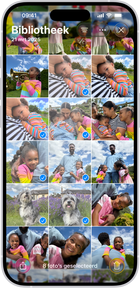 Het iPhone-scherm is gevuld met een raster van foto's, waarvan er sommige zijn geselecteerd. Onder in het scherm staan de knoppen 'Deel' en 'Verwijder'.