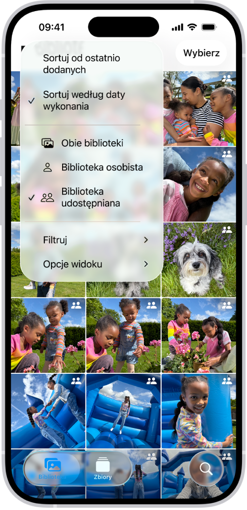 Udostępniana biblioteka zdjęć w iCloud wyświetlana w aplikacji Zdjęcia. W lewym dolnym rogu widoczny jest zaznaczony przycisk Biblioteka udostępniana. Na liście bibliotek wybrana jest biblioteka udostępniana. Wszystkie zdjęcia wyświetlane w bibliotece są oznaczone w prawym górnym rogu plakietką biblioteki udostępnianej.