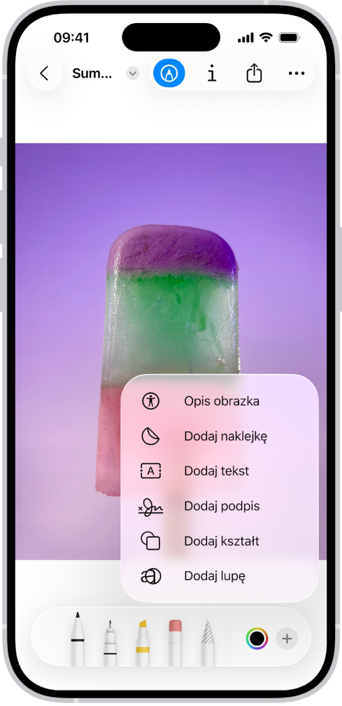 Obrazek otwarty w aplikacji Podgląd. Widoczne jest menu z rzeczami, które można dodać, takimi jak naklejki i tekst. U góry ekranu widoczne są przyciski: Oznaczenia, Informacje, Udostępnij oraz Więcej. Na dole ekranu znajdują się narzędzia oznaczeń.