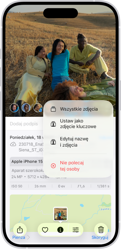 Górna część ekranu iPhone’a z wyświetlonym zdjęciem otwartym w aplikacji Zdjęcia. W lewym dolnym rogu zdjęcia widoczne są twarze osób przedstawionych na zdjęciu. Obok jednej z twarzy widoczny jest znak zapytania. Menu zawiera następujące opcje, od góry do dołu: Wszystkie zdjęcia, Ustaw jako zdjęcie kluczowe, Edytuj nazwę i zdjęcia oraz Nie polecaj tej osoby.