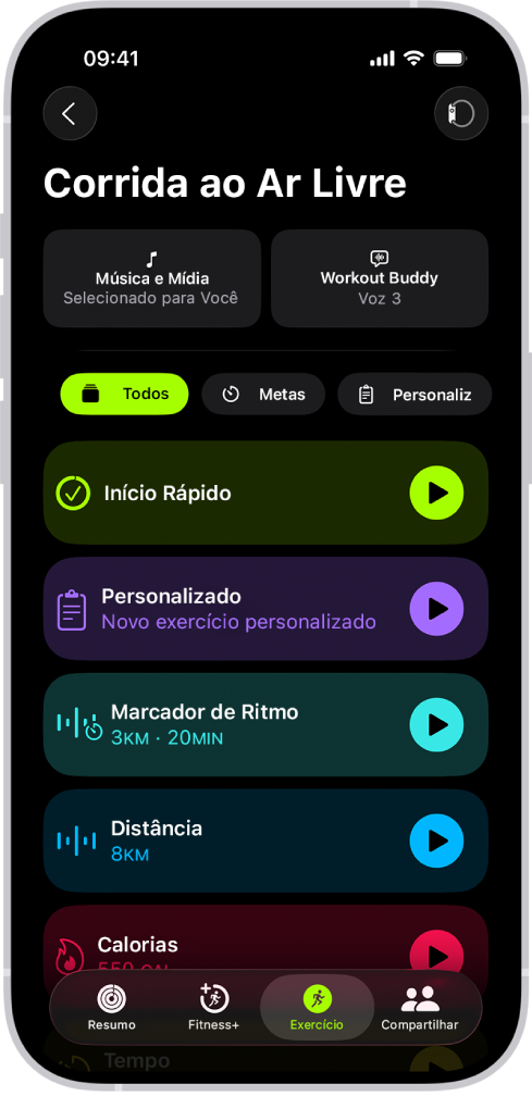 Tela de Exercício do Fitness mostrando os detalhes de um exercício de Corrida ao Ar Livre. Abaixo de Corrida ao Ar Livre estão as opções para escolher a mídia e configurar o Workout Buddy. No centro, de cima para baixo, estão as opções para iniciar um exercício, um exercício personalizado, um exercício com marcador de ritmo e exercícios com metas de distância e caloria.