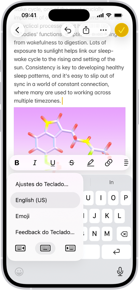 O menu Ajustes de Teclado está aberto e mostra três opções: Inglês (US), Emoji e Retorno do Teclado. Na parte inferior do menu, da esquerda para a direita, estão os botões de layout para mão esquerda, layout padrão e layout para mão direita. O botão de layout padrão está selecionado.