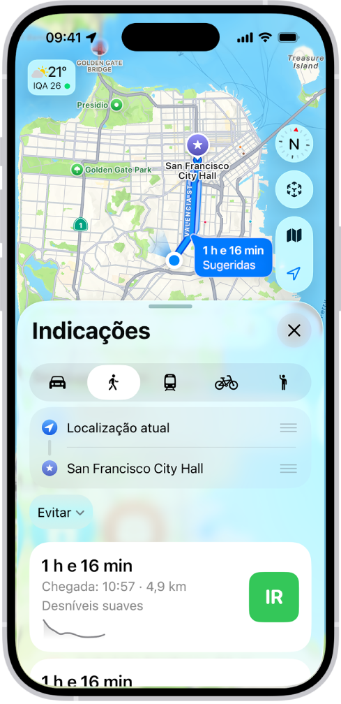 Um mapa a mostrar um itinerário a pé. A ficha do itinerário na parte inferior fornece detalhes para o itinerário, incluindo o tempo de viagem estimado e as mudanças de elevação. Um botão “Ir” aparece do lado direito dos detalhes.