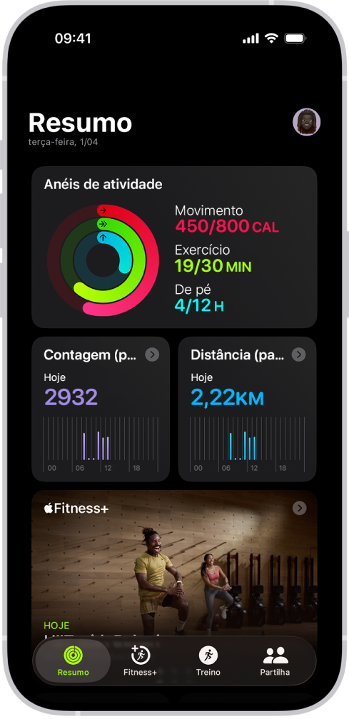 O ecrã “Resumo” na aplicação Fitness a mostrar as áreas “Anéis de atividade”, “Contagem de passos”, “Distância (passos)” e “Tendências”.