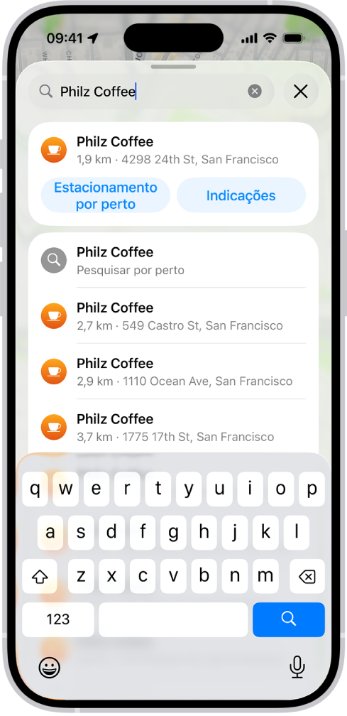 É introduzido um local no campo de pesquisa da aplicação Mapas e os resultados são listados por baixo.