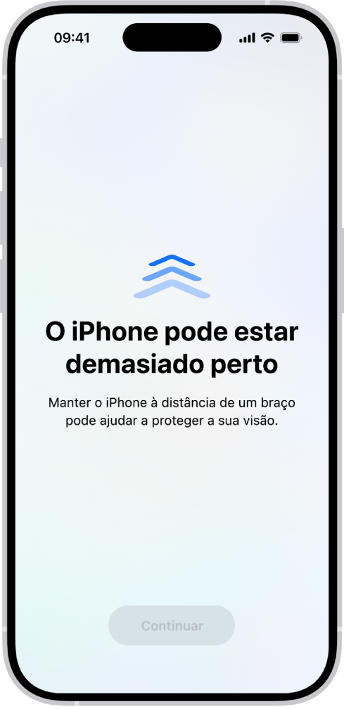 Um ecrã a avisar que está a segurar o iPhone demasiado perto e que deverá afastá-lo para proteger a sua saúde ocular. O aviso cobre o ecrã, impedindo que continue. Há um botão “Continuar” que fica ativo quando afasta o iPhone para uma distância segurança.