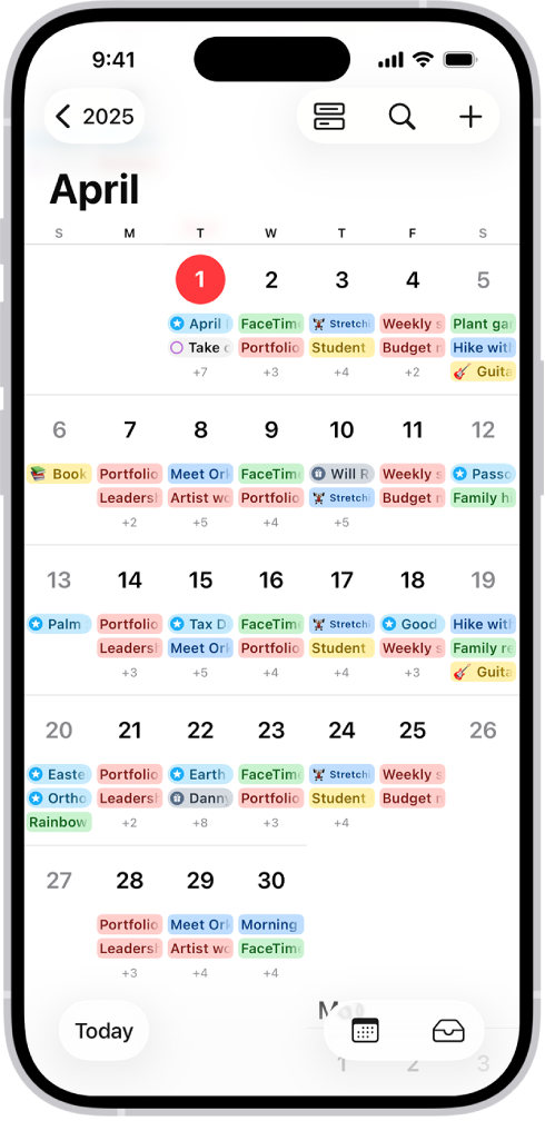 Un calendar în vizualizarea Lună afișând evenimente și mementouri.