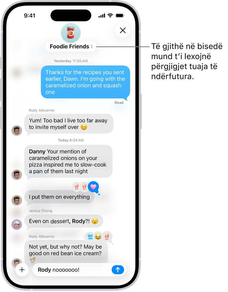 Krijimi i një përgjigjeje të integruar në një bisedë në grup te Messages. Një person tjetër në bisedë përmendet, kështu që emri i tij shfaqet me shkronja të trasha.