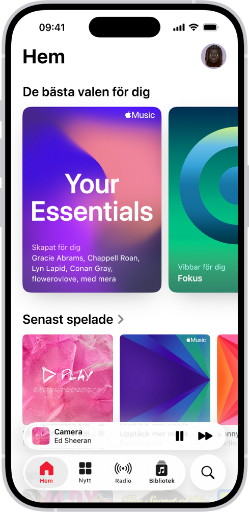 Fliken Hem i appen Musik med Toppval överst. Du kan svepa åt höger eller vänster om du vill visa mer musik som har valts ut åt dig. Senast spelade visas nedanför.