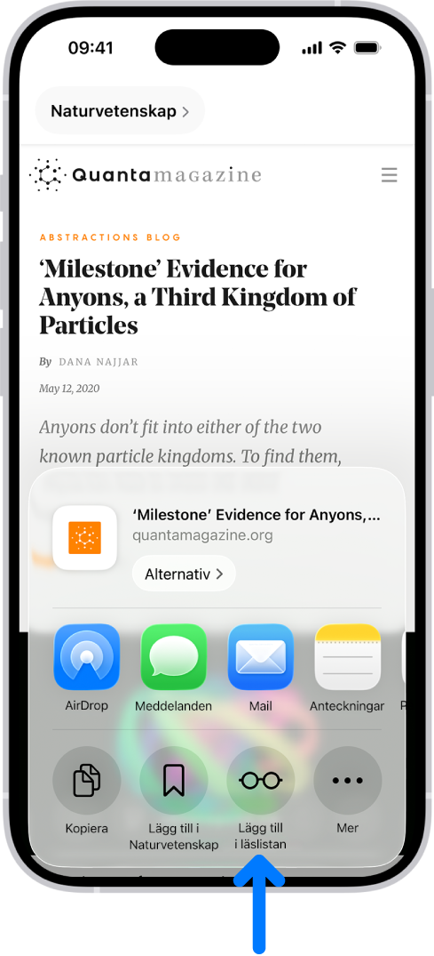 Delningsknappen på en webbsida i Safari har blivit tryckt på och en lista med alternativ visas, inklusive Lägg till i läslistan.