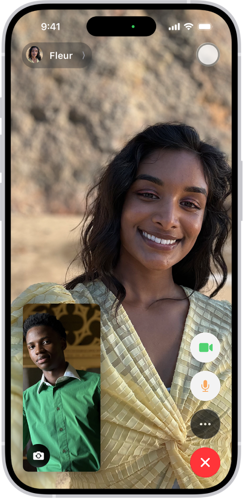 ప్రోగ్రెస్‌లో ఉన్న కాల్‌ను చూపుతున్న FaceTime స్క్రీన్. స్క్రీన్ ఎగువన పెద్ద ఇమేజ్‌లో చూపబడిన పార్టిసిపెంట్ పేరు ఉంటుంది. ఫ్లిప్ కెమెరా బటన్‌తో పాటుగా, దిగువ ఎడమవైపు ఉన్న చిన్న దీర్ఘచతురస్రంలో ఇతర పార్టిసిపెంట్‌ల ఇమేజ్ కనిపిస్తుంది. ఇతర పార్టిసిపెంట్‌ల ఇమేజ్‌లు దాని పైన టైల్స్‌లో కనిపిస్తాయి. అదనపు FaceTime కంట్రోల్‌లు స్క్రీన్ దిగువ కుడి వైపున ఉన్నాయి: కెమెరా, మైక్రోఫోన్, మరిన్ని, కాల్ ముగించండి బటన్‌లు.