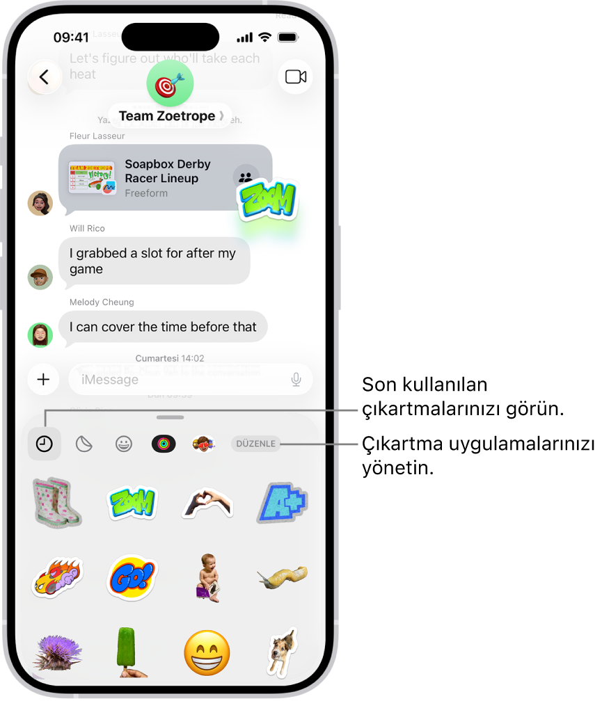 Çıkartmalar yazışmanın altında görünür. Kartın üst tarafındaki her düğme bir çıkartma paketini açıyor.