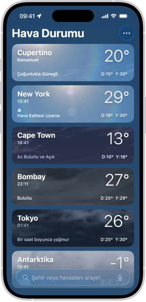 Hava Durumu uygulaması; şu anki saat, sıcaklık, hava tahmini ve en yüksek ve en düşük sıcaklıklar ile şehir listesini gösteriyor. Ekranın en altında arama alanı, sağ üst köşede ise Daha Fazla düğmesi bulunuyor.