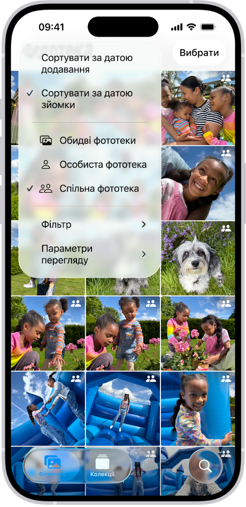 Спільна фототека iCloud в програмі «Фотографії». Виділено кнопку «Спільна фототека» в лівому нижньому куті й вибрано пункт «Спільна фототека» в списку параметрів фототеки. Усі фото, відображені у фототеці, мають значок спільної фототеки в правому верхньому куті.