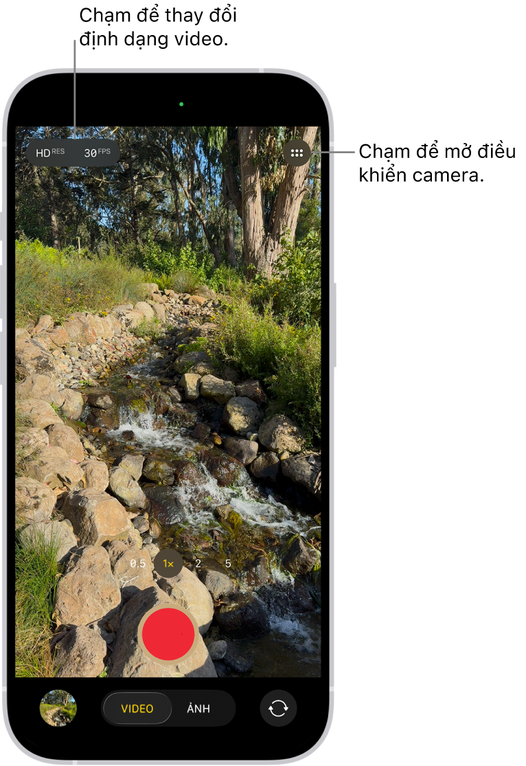 Camera đang ở chế độ Video. Nút Điều khiển camera ở góc trên cùng bên phải và nút định dạng video ở góc trên cùng bên trái. Nút Trình xem ảnh và video ở góc dưới cùng bên trái. Nút Ghi ở dưới cùng ở giữa và nút Chọn camera mặt sau ở góc dưới cùng bên phải.