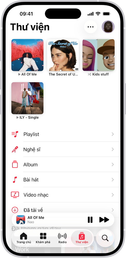 Tab Thư viện đang hiển thị danh sách các danh mục bao gồm Playlist, Nghệ sĩ, Album, Bài hát, Video nhạc và Đã tải về. Đề mục Thêm gần đây xuất hiện bên dưới danh sách. MiniPlayer đang hiển thị tiêu đề của bài hát hiện tại và các nút Tạm dừng và Tiếp xuất hiện gần dưới cùng.