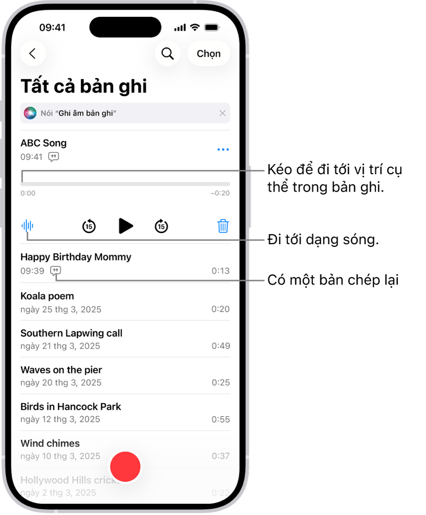 Màn hình danh sách Ghi âm với một bản ghi được chọn ở đầu. Dòng thời gian bản ghi có một đầu phát mà bạn có thể kéo để đi tới một vị trí cụ thể trong bản ghi. Các điều khiển phát ở bên dưới dòng thời gian.