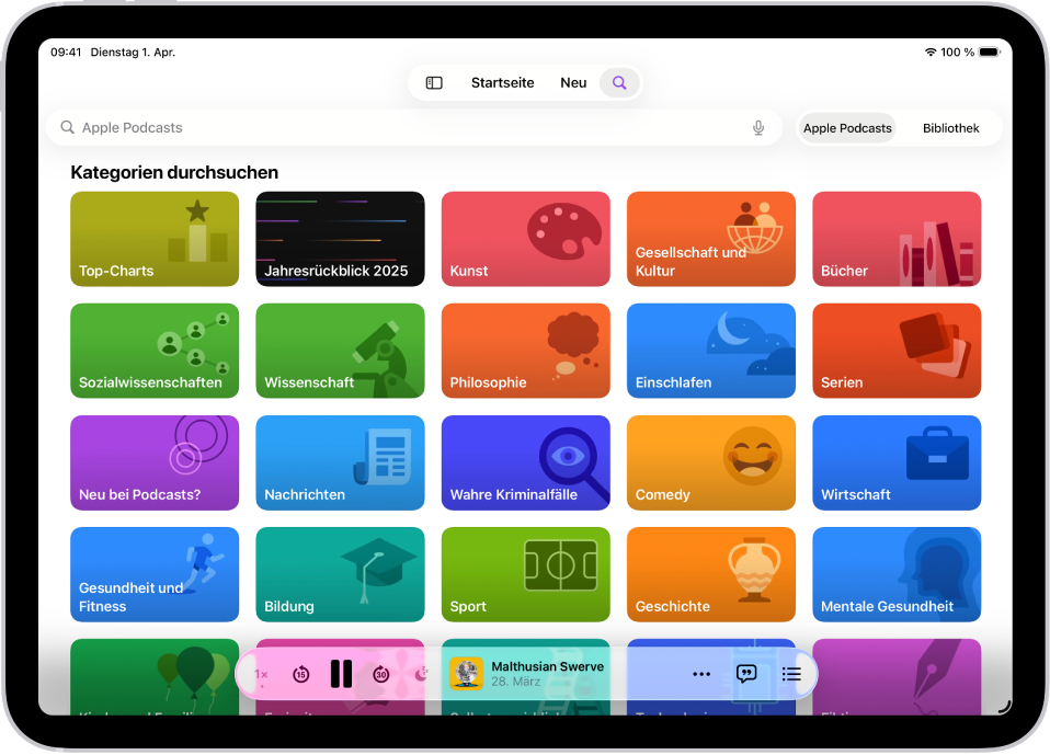 Der Suchbildschirm in der App „Podcasts“ mit Podcast-Kategorien. Unten auf dem Bildschirm sind die Tasten „Zurückspulen“, „Vorspringen“ und „Schlaf-Timer“, das Coverbild und der Titel der Folge, die Taste „Mehr“ sowie die Taste „Transkript anzeigen“.