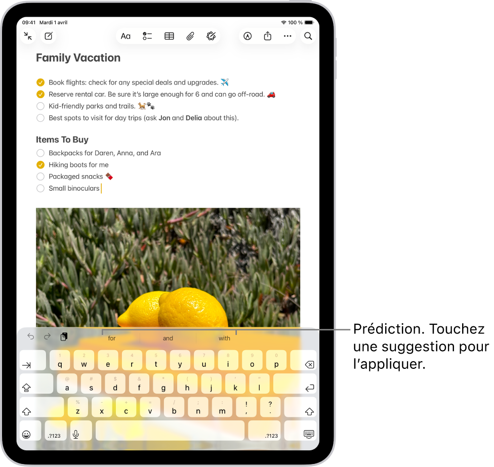 Le clavier à l’écran est ouvert dans l’app Notes. Le texte est saisi dans le champ de texte et, au-dessus du clavier, des suggestions de texte prédictif sont proposées pour le mot suivant.