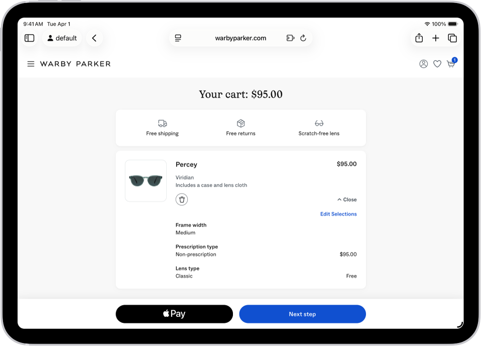 Egy weboldal a Safariban, amelyen egy bevásárlókosár látható néhány árucikk áraival. Az Apple Pay gomb a jobb alsó részen található.