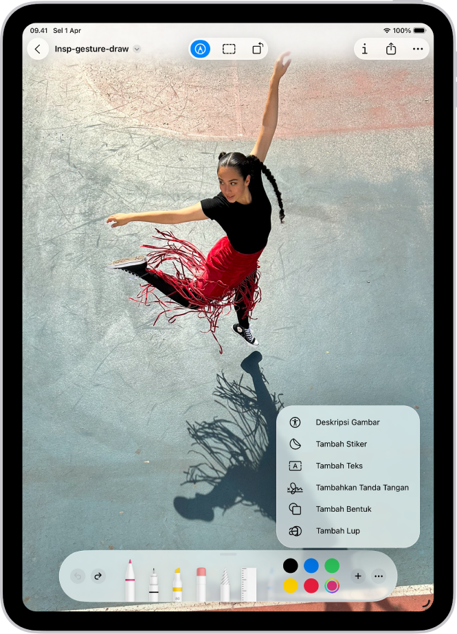 Bar alat Markah terbuka di bagian bawah catatan di app Catatan dan tombol Tambah di pojok kanan bawah layar dipilih. Pilihan berikut tersedia di menu Tambah: Tambah Stiker, Tambah Teks, Tambah Tanda Tangan, dan Tambah Bentuk.