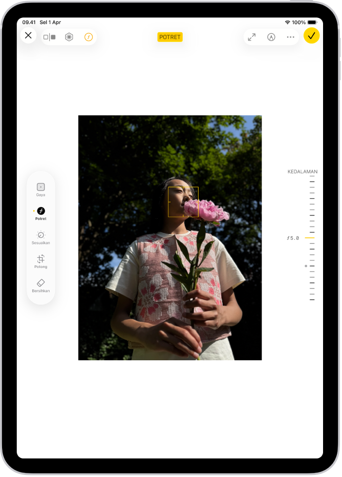 Layar Edit dari foto mode Potret. Foto potret berada di bagian tengah layar. Di sisi kanan layar terdapat penggeser untuk menyesuaikan pengaturan Penyesuaian Kedalaman. Di sisi kiri layar terdapat tombol Potret, Sesuaikan, Filter, dan Potong. Tombol Potret dipilih.